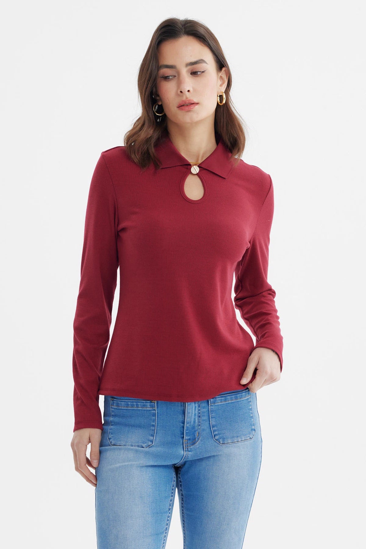 Polera mujer burdeo con detalle de abertura en escote lisa sin estampas