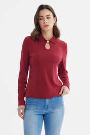 Polera mujer burdeo con detalle de abertura en escote lisa sin estampas