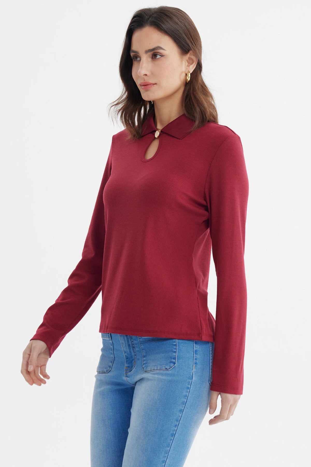 Polera mujer burdeo con detalle de abertura en escote lisa sin estampas