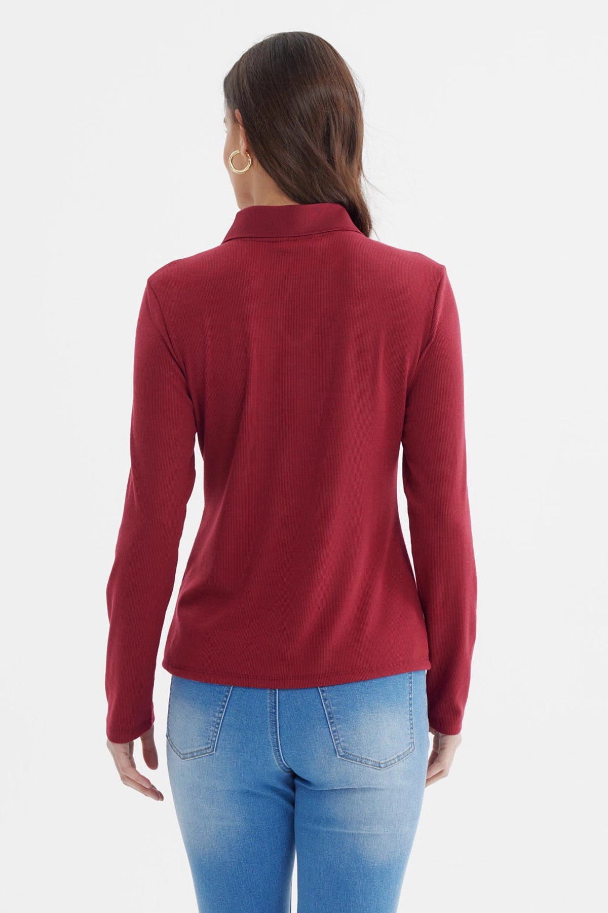 Polera mujer burdeo con detalle de abertura en escote lisa sin estampas