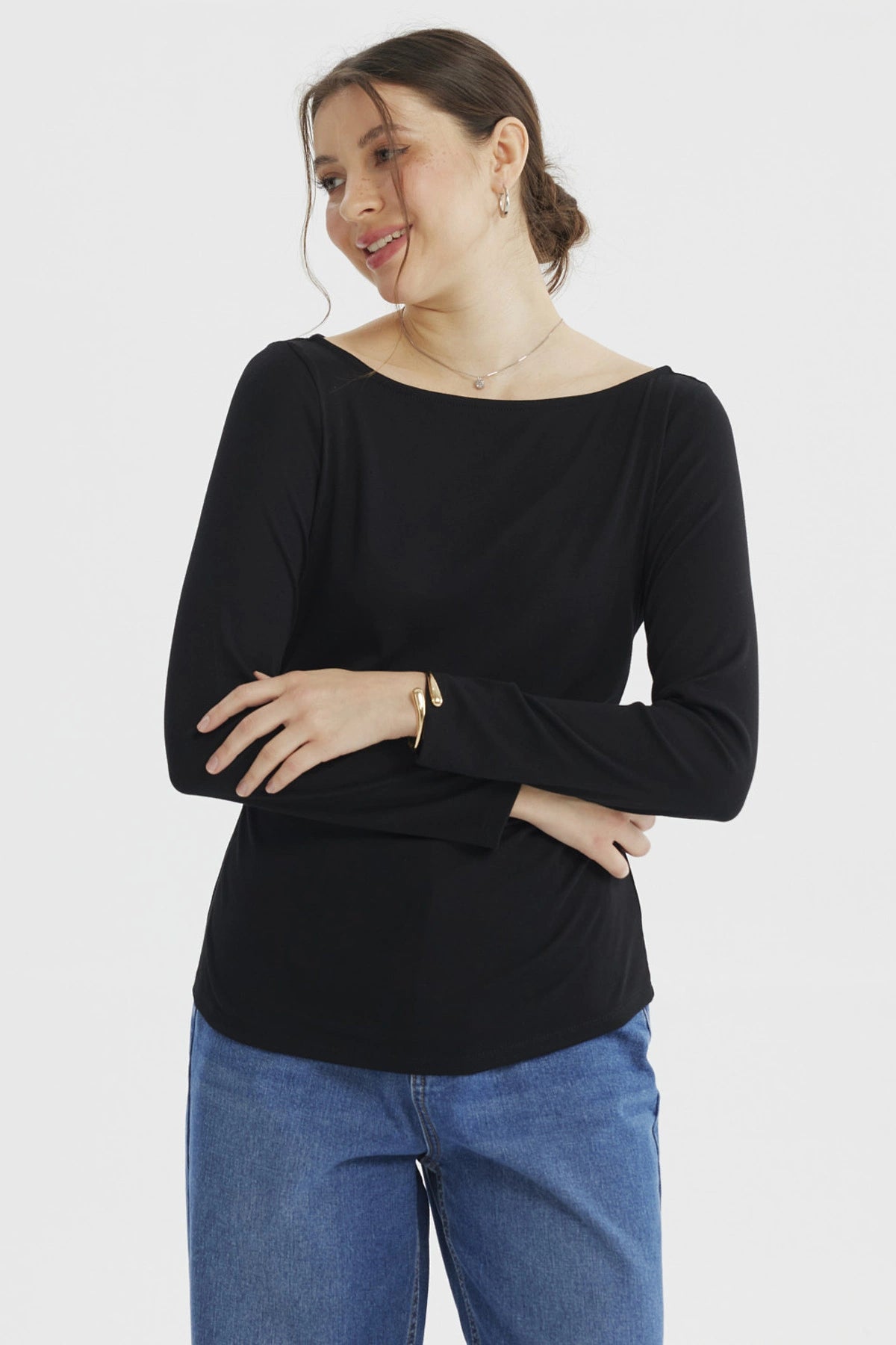 Polera mujer negra ajustada manga larga sin estampa lisa y cuello amplio casual