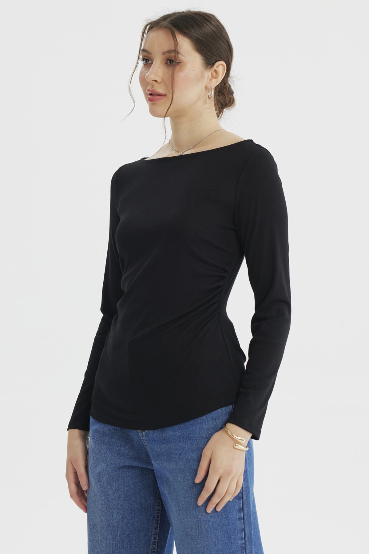 Polera mujer negra ajustada manga larga sin estampa lisa y cuello amplio casual