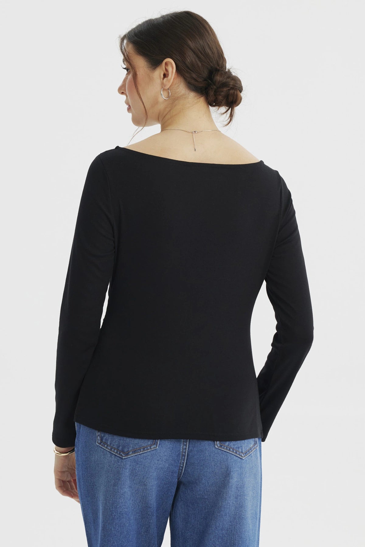 Polera mujer negra ajustada manga larga sin estampa lisa y cuello amplio casual