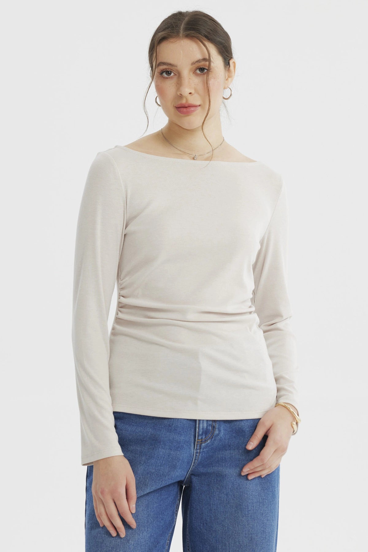 Polera mujer ajustada arena de manga larga sin estampa lisa ideal para un look casual moderno y versátil