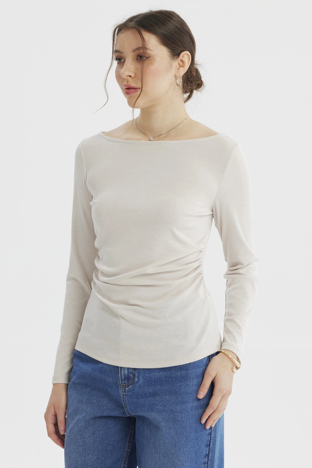 Polera mujer ajustada arena de manga larga sin estampa lisa ideal para un look casual moderno y versátil