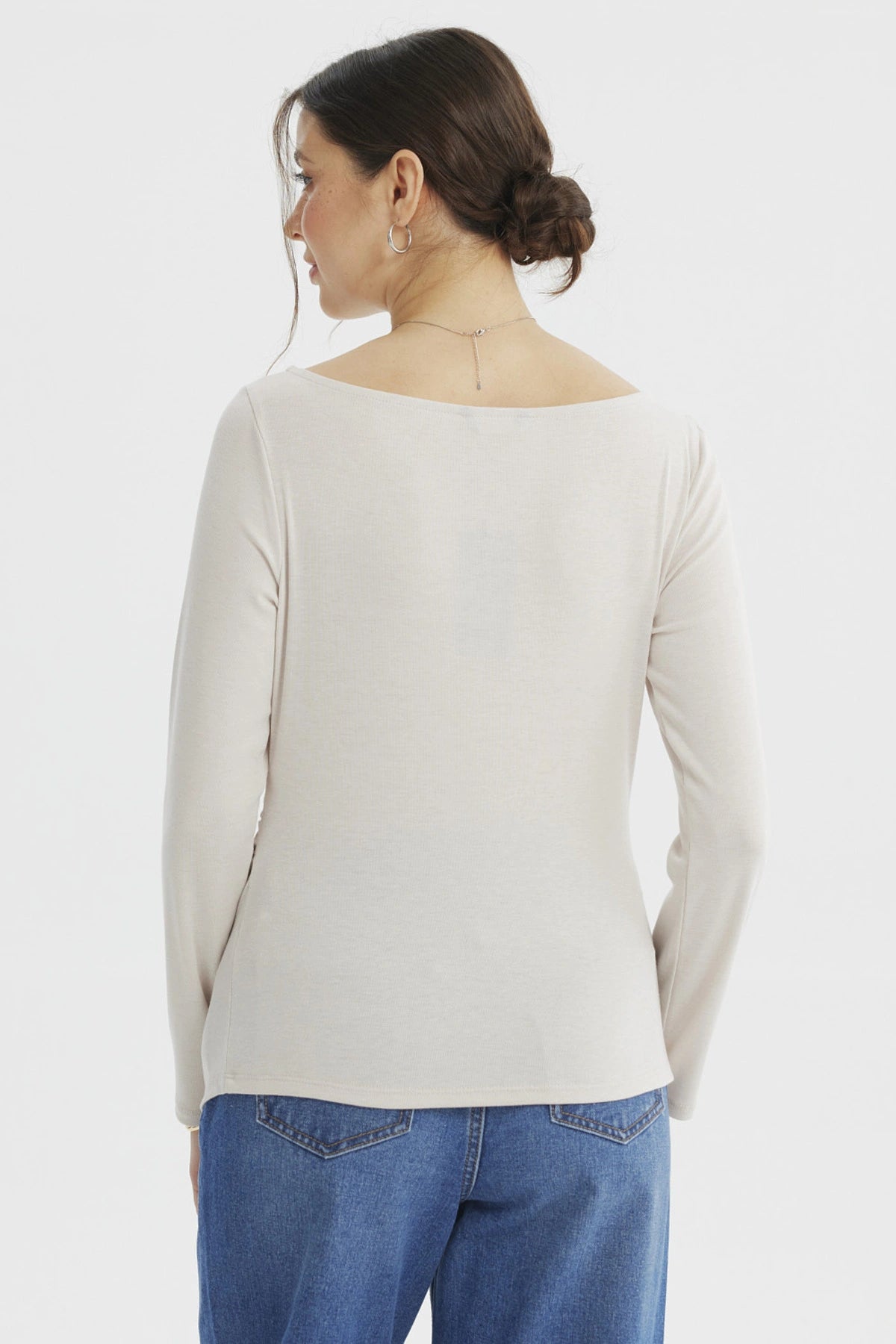 Polera mujer ajustada arena de manga larga sin estampa lisa ideal para un look casual moderno y versátil