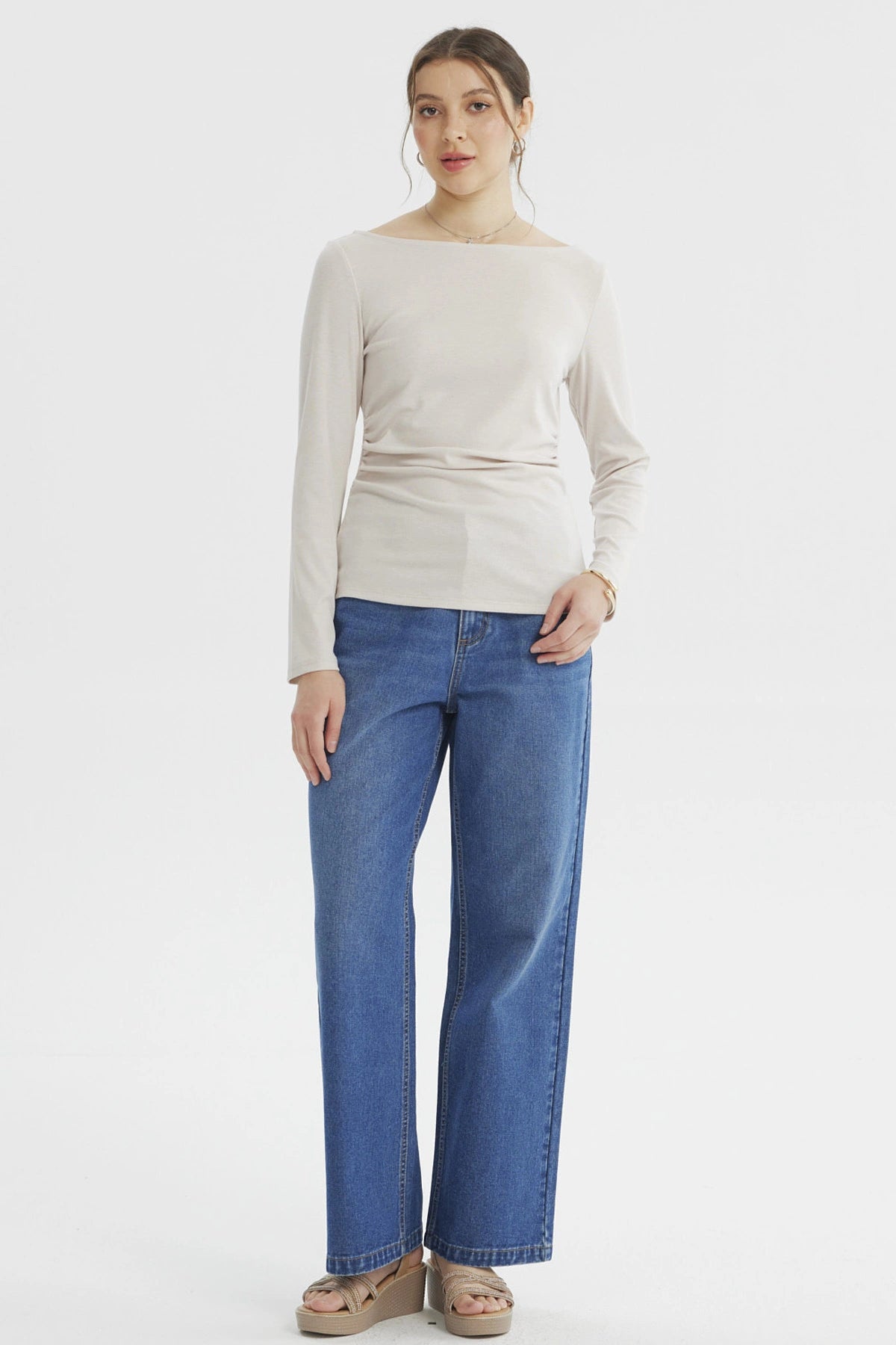 Polera mujer ajustada arena de manga larga sin estampa lisa ideal para un look casual moderno y versátil