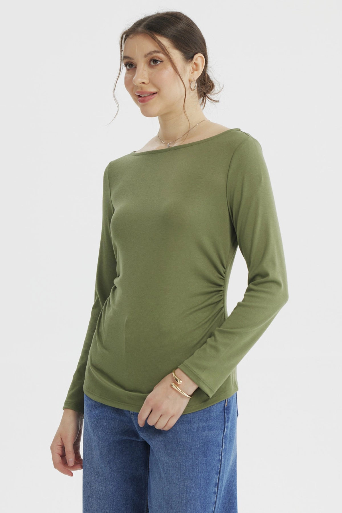 Polera mujer verde olivo ajustada lisa sin estampa con mangas largas y cuello redondo