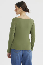 Polera mujer verde olivo ajustada lisa sin estampa con mangas largas y cuello redondo