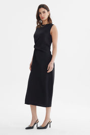Vestido midi negro sin mangas con detalle de nudo en la cintura y abertura frontal elegante y moderno diseño liso