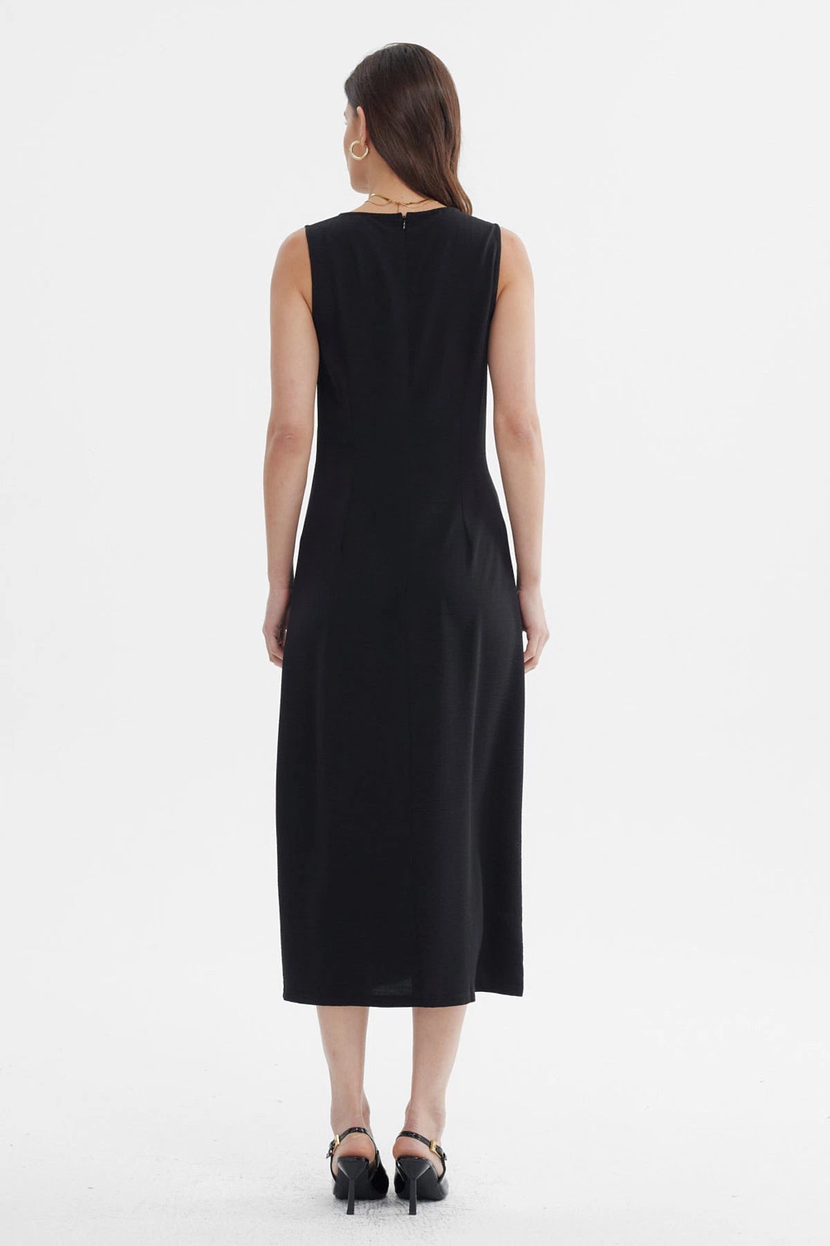 Vestido midi negro sin mangas con detalle de nudo en la cintura y abertura frontal elegante y moderno diseño liso