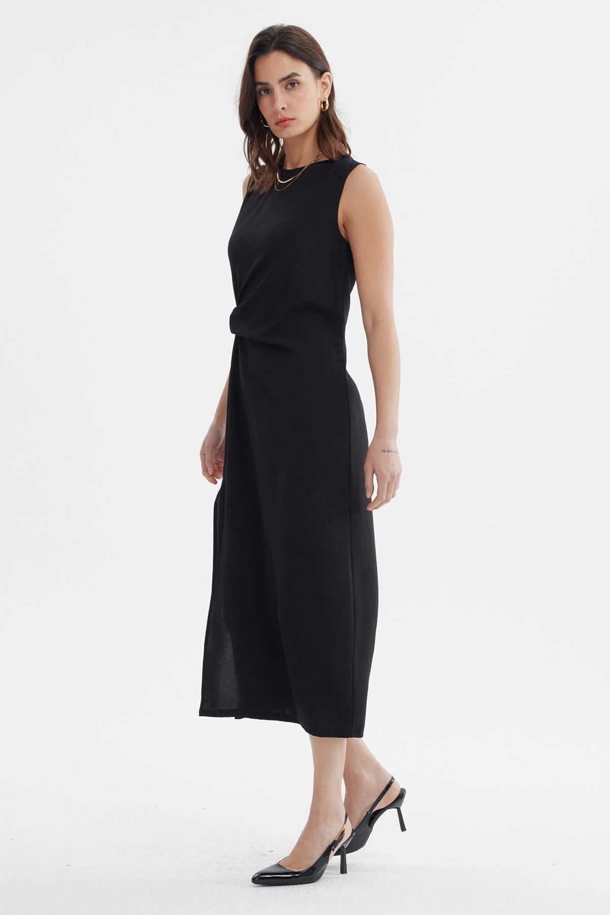 Vestido midi negro sin mangas con detalle de nudo en la cintura y abertura frontal elegante y moderno diseño liso