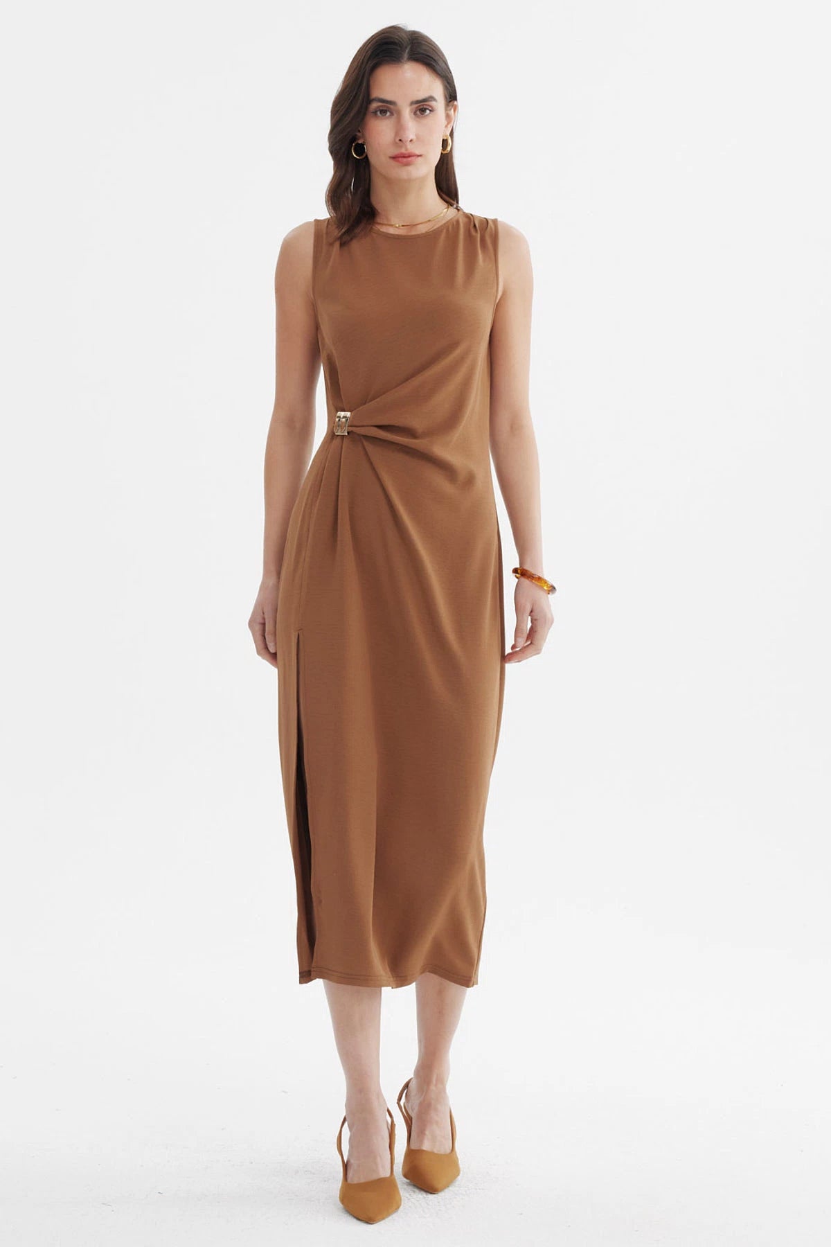 Vestido midi café sin mangas con drapeado frontal diseño liso elegante ideal para un look sofisticado