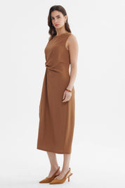 Vestido midi café sin mangas con drapeado frontal diseño liso elegante ideal para un look sofisticado