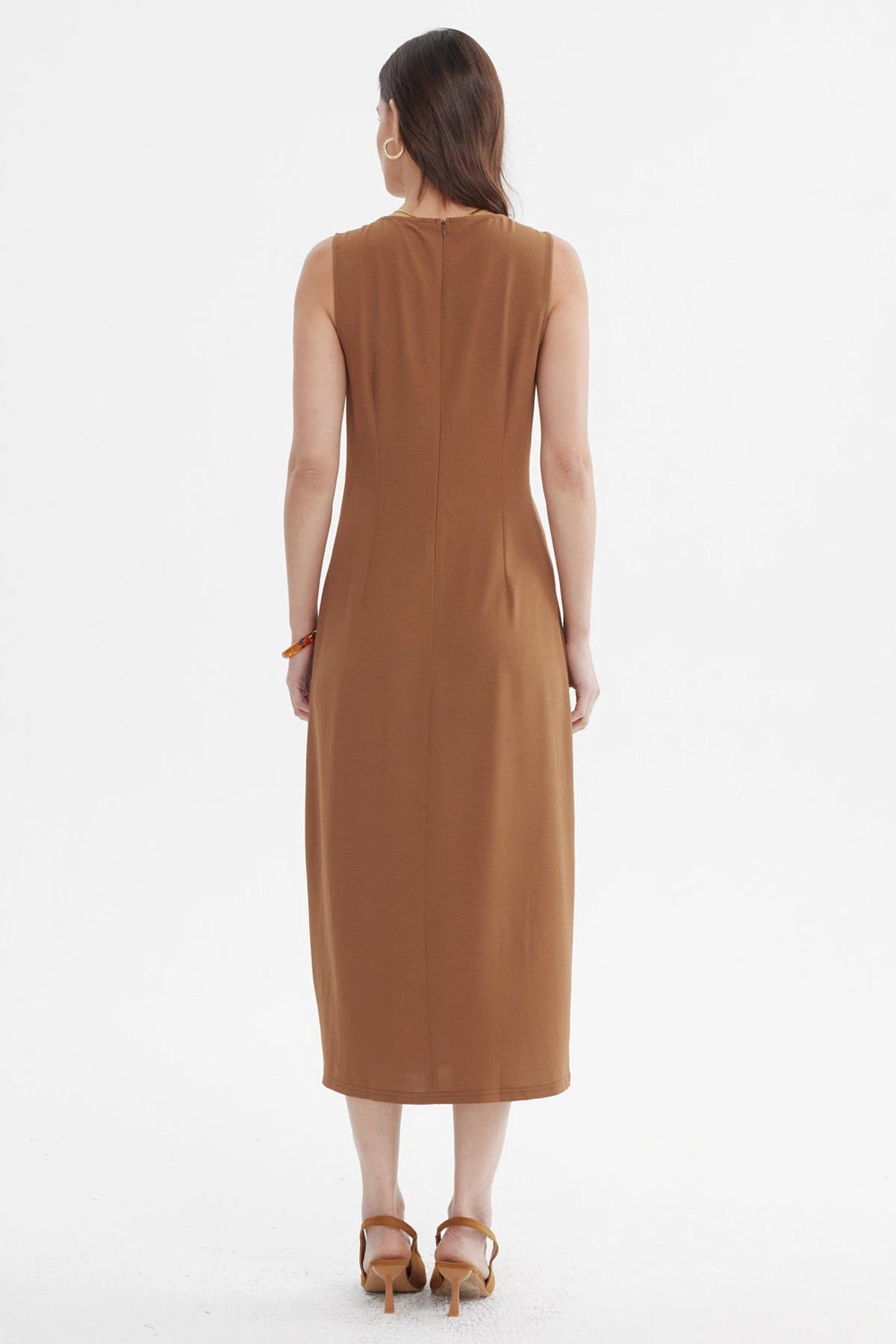 Vestido midi café sin mangas con drapeado frontal diseño liso elegante ideal para un look sofisticado