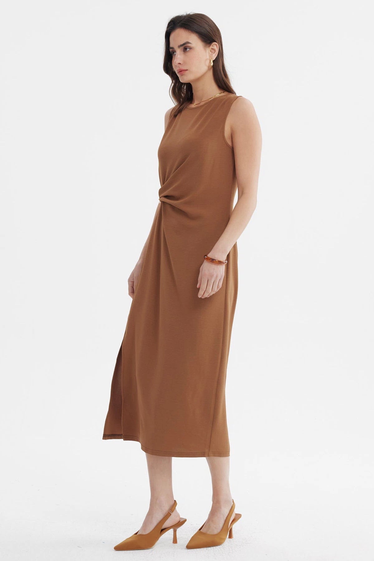 Vestido midi café sin mangas con drapeado frontal diseño liso elegante ideal para un look sofisticado