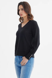 Sweater ajustado negro para mujer con diseño acanalado y cuello en V sin estampa visible