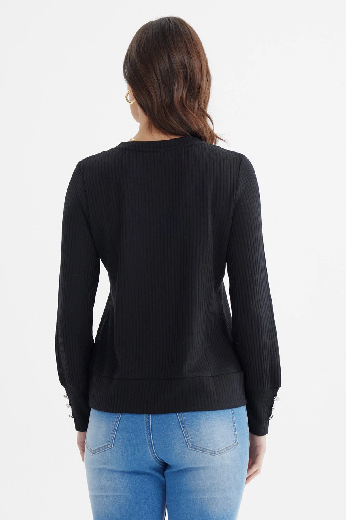Sweater ajustado negro para mujer con diseño acanalado y cuello en V sin estampa visible