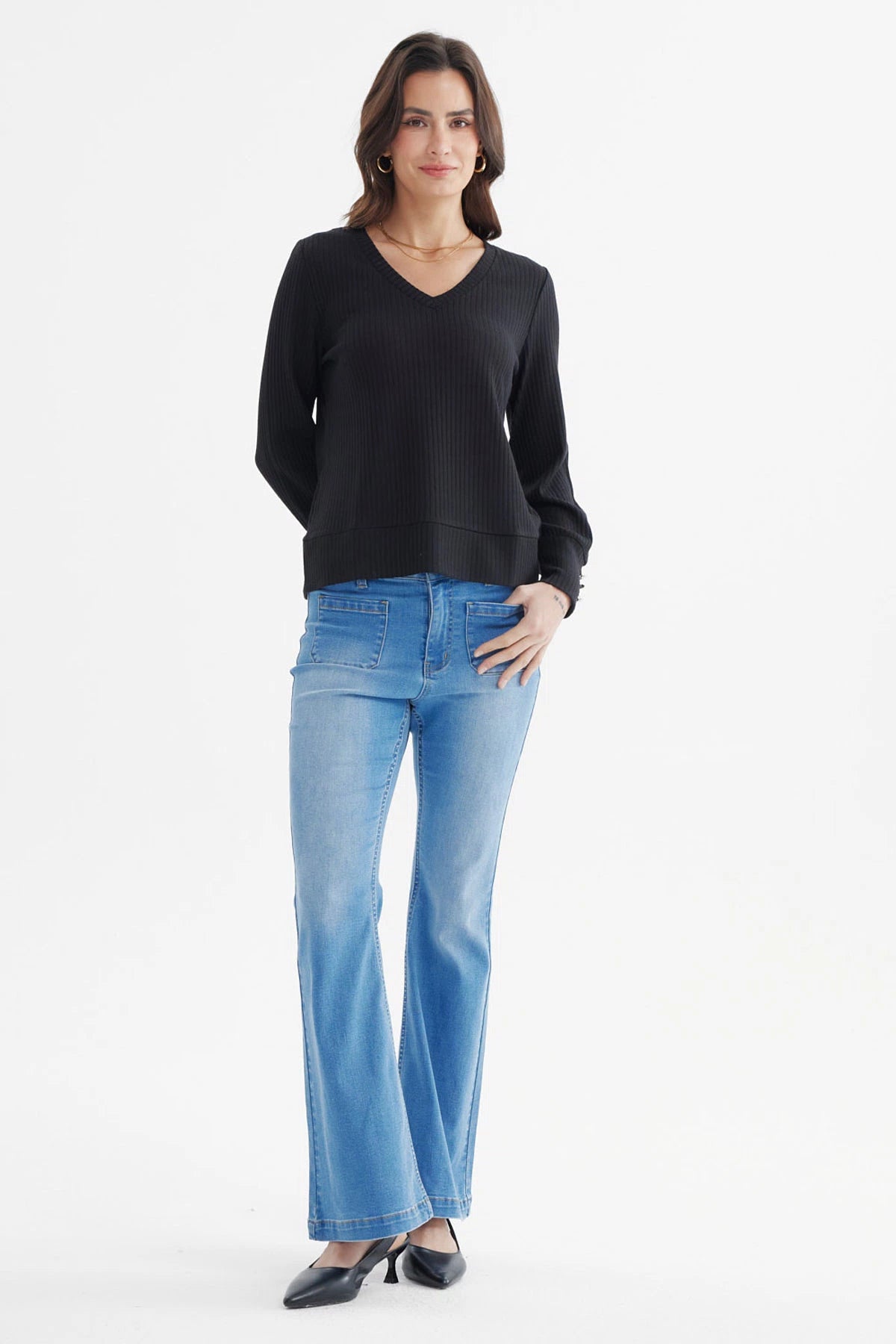 Sweater ajustado negro para mujer con diseño acanalado y cuello en V sin estampa visible