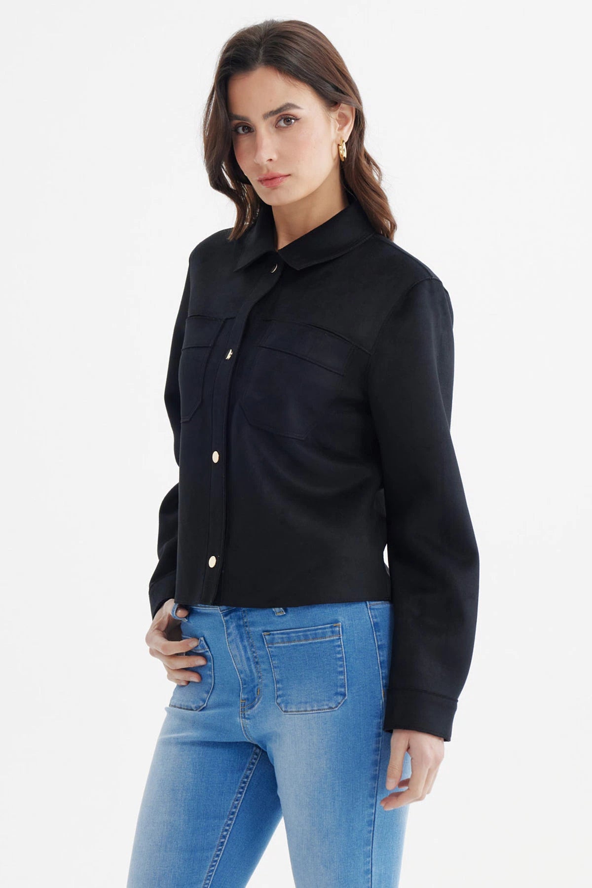 Chaqueta negra de mujer con cuello camisero y botones dorados lisa elegante y moderna
