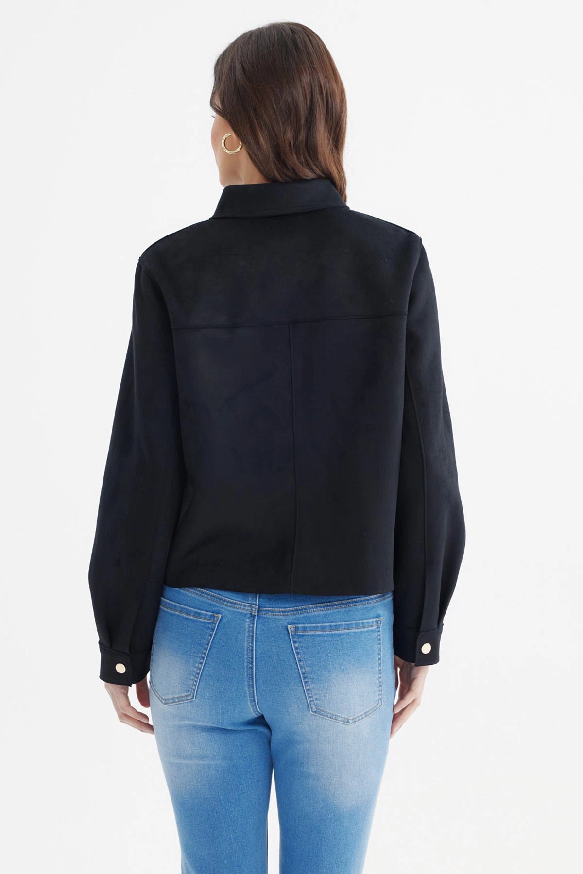 Chaqueta negra de mujer con cuello camisero y botones dorados lisa elegante y moderna