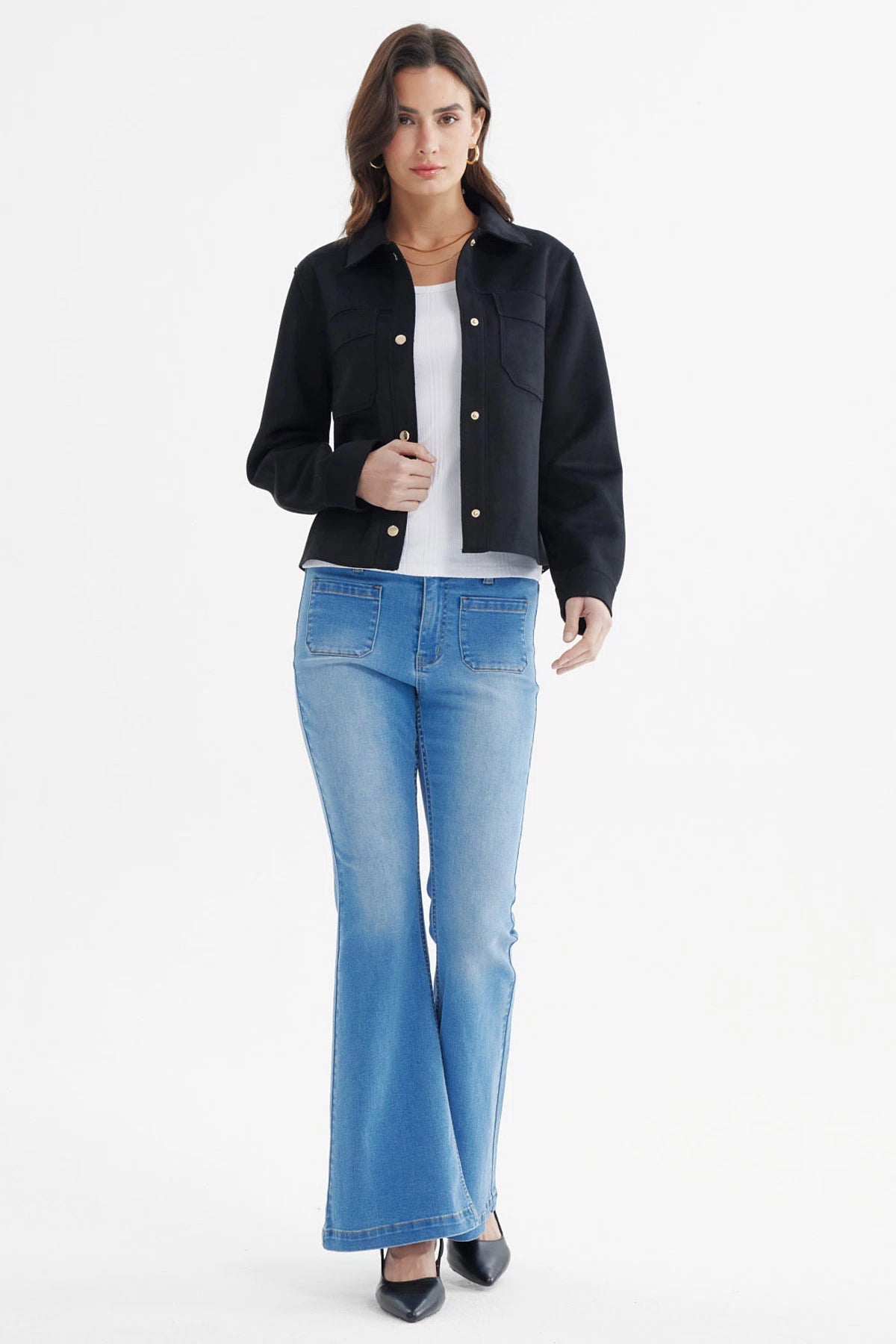 Chaqueta negra de mujer con cuello camisero y botones dorados lisa elegante y moderna