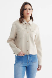 Chaqueta beige para mujer con cuello camisero y bolsillos frontales lisos