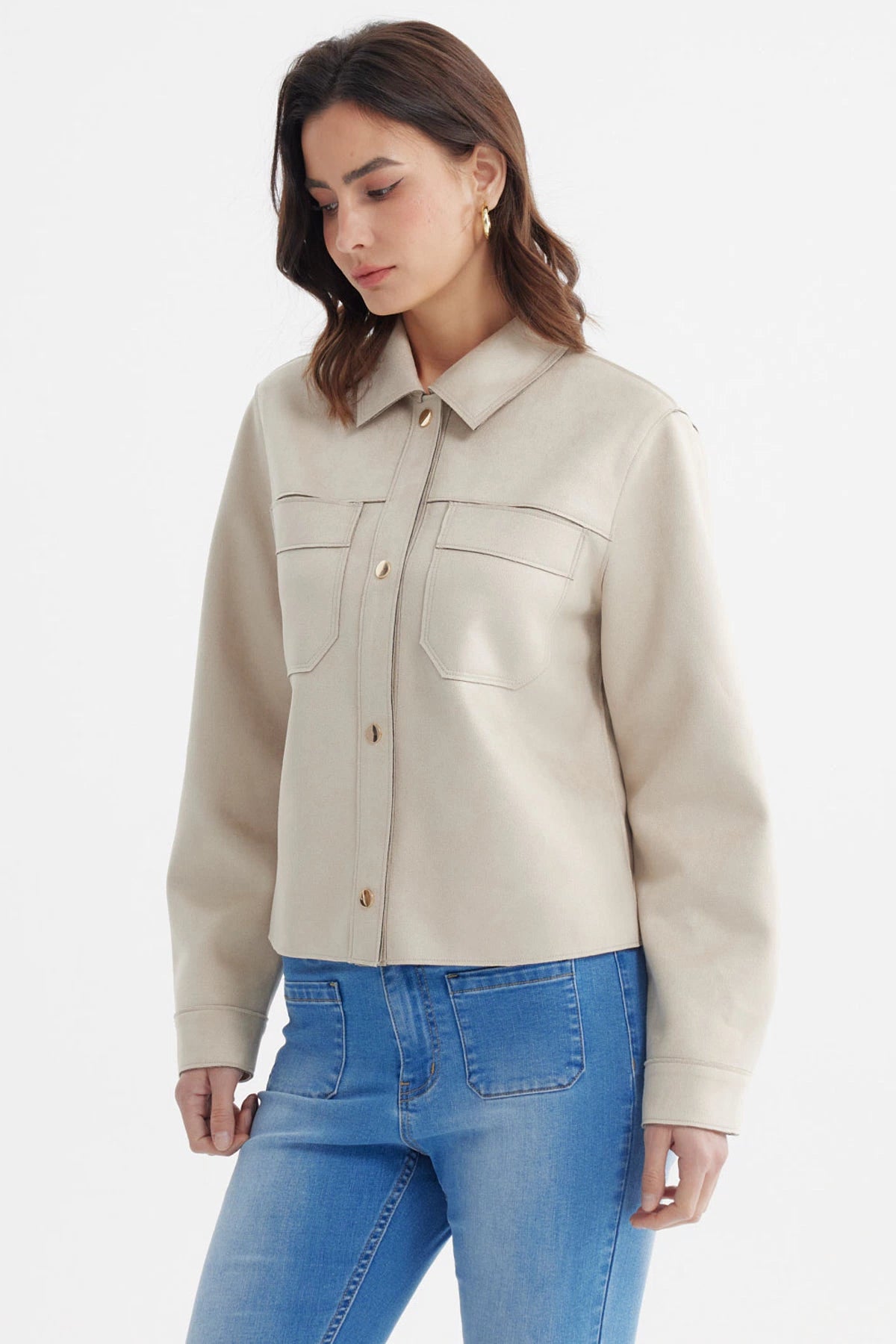 Chaqueta beige para mujer con cuello camisero y bolsillos frontales lisos