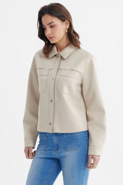 Chaqueta beige para mujer con cuello camisero y bolsillos frontales lisos