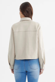 Chaqueta beige para mujer con cuello camisero y bolsillos frontales lisos