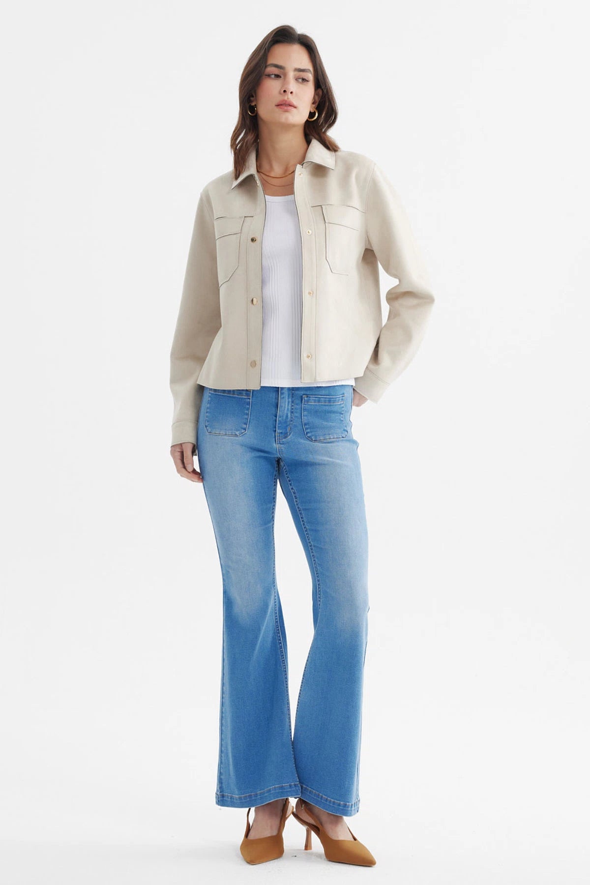 Chaqueta beige para mujer con cuello camisero y bolsillos frontales lisos