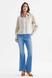 Chaqueta beige para mujer con cuello camisero y bolsillos frontales lisos