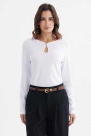 Polera ajustada blanca de manga larga con detalle de abertura y broche dorado en el escote sin estampa lisa
