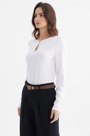 Polera ajustada blanca de manga larga con detalle de abertura y broche dorado en el escote sin estampa lisa