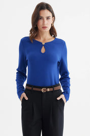 Polera mujer azul ajustada con cuello redondo y abertura decorativa en el escote diseño liso