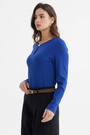 Polera mujer azul ajustada con cuello redondo y abertura decorativa en el escote diseño liso