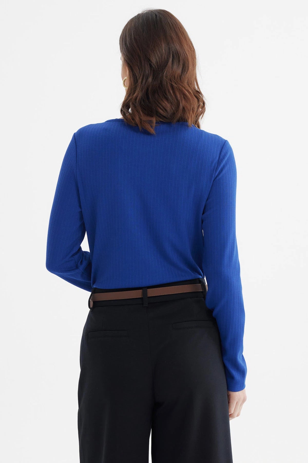 Polera mujer azul ajustada con cuello redondo y abertura decorativa en el escote diseño liso