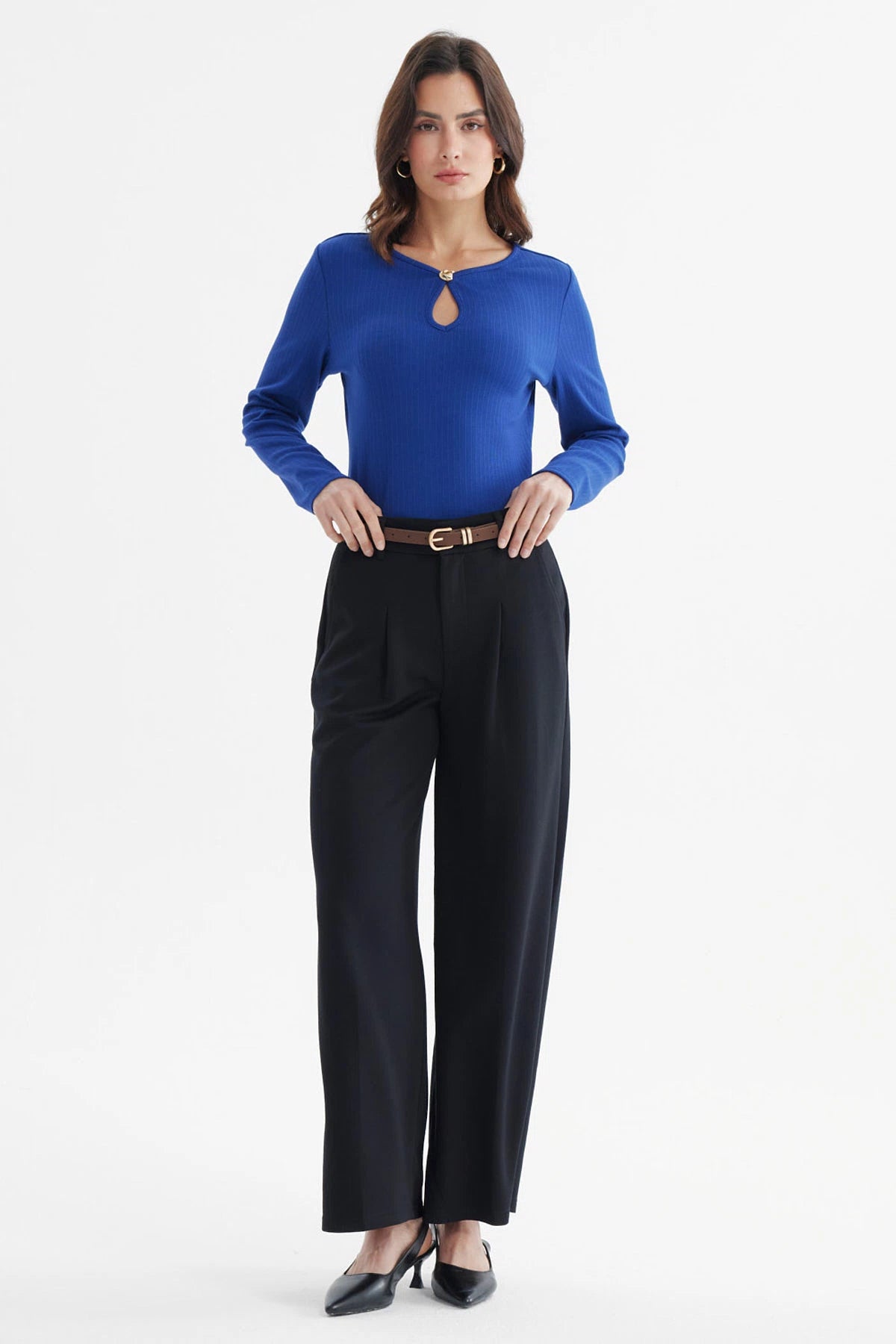 Polera mujer azul ajustada con cuello redondo y abertura decorativa en el escote diseño liso