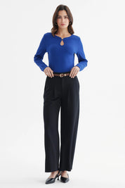 Polera mujer azul ajustada con cuello redondo y abertura decorativa en el escote diseño liso