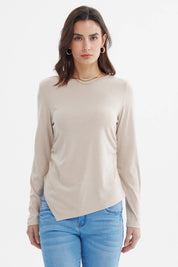 Polera mujer ajustada beige lisa sin estampa de manga larga ajuste sutil a los lados y corte asimétrico en el dobladillo