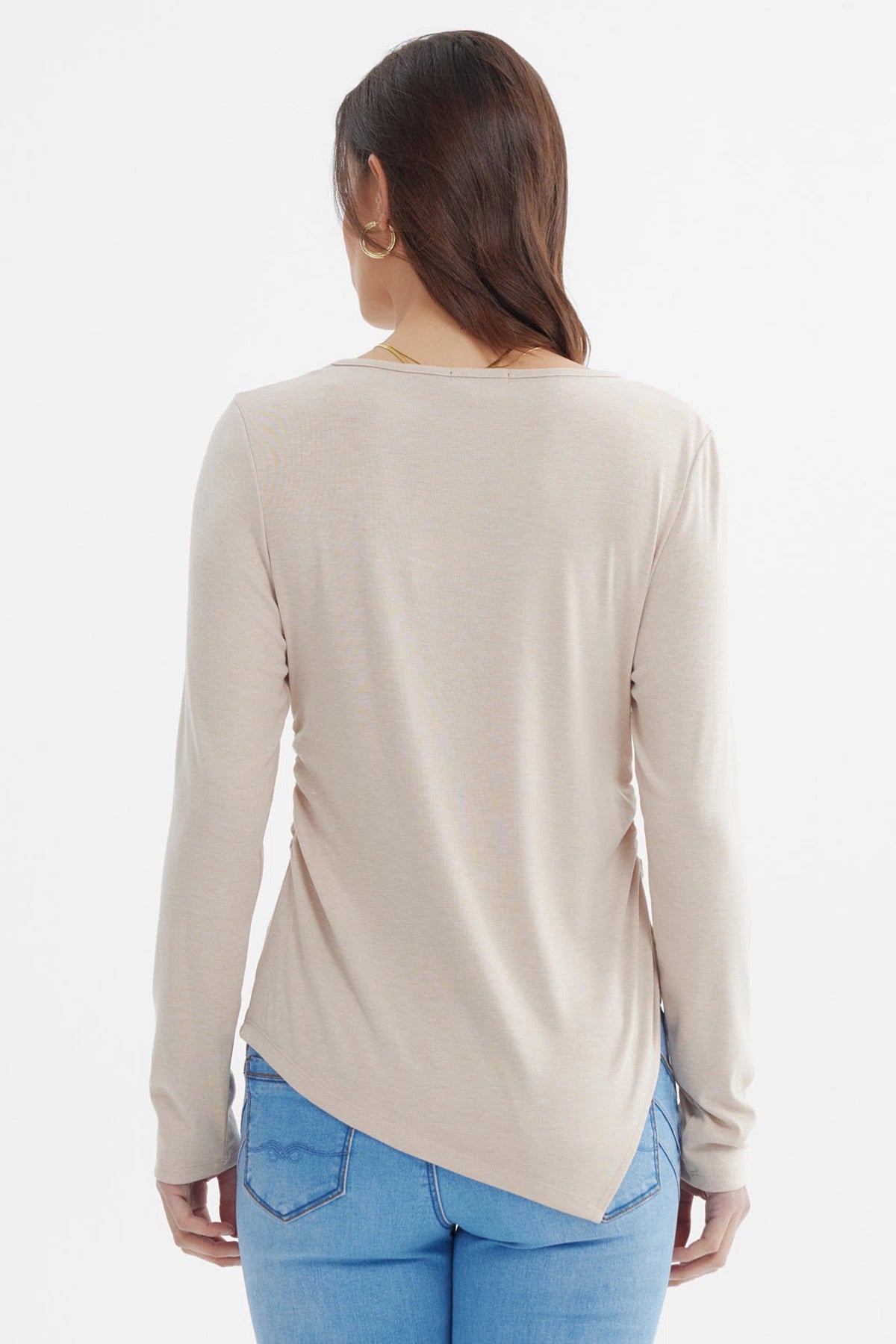 Polera mujer ajustada beige lisa sin estampa de manga larga ajuste sutil a los lados y corte asimétrico en el dobladillo