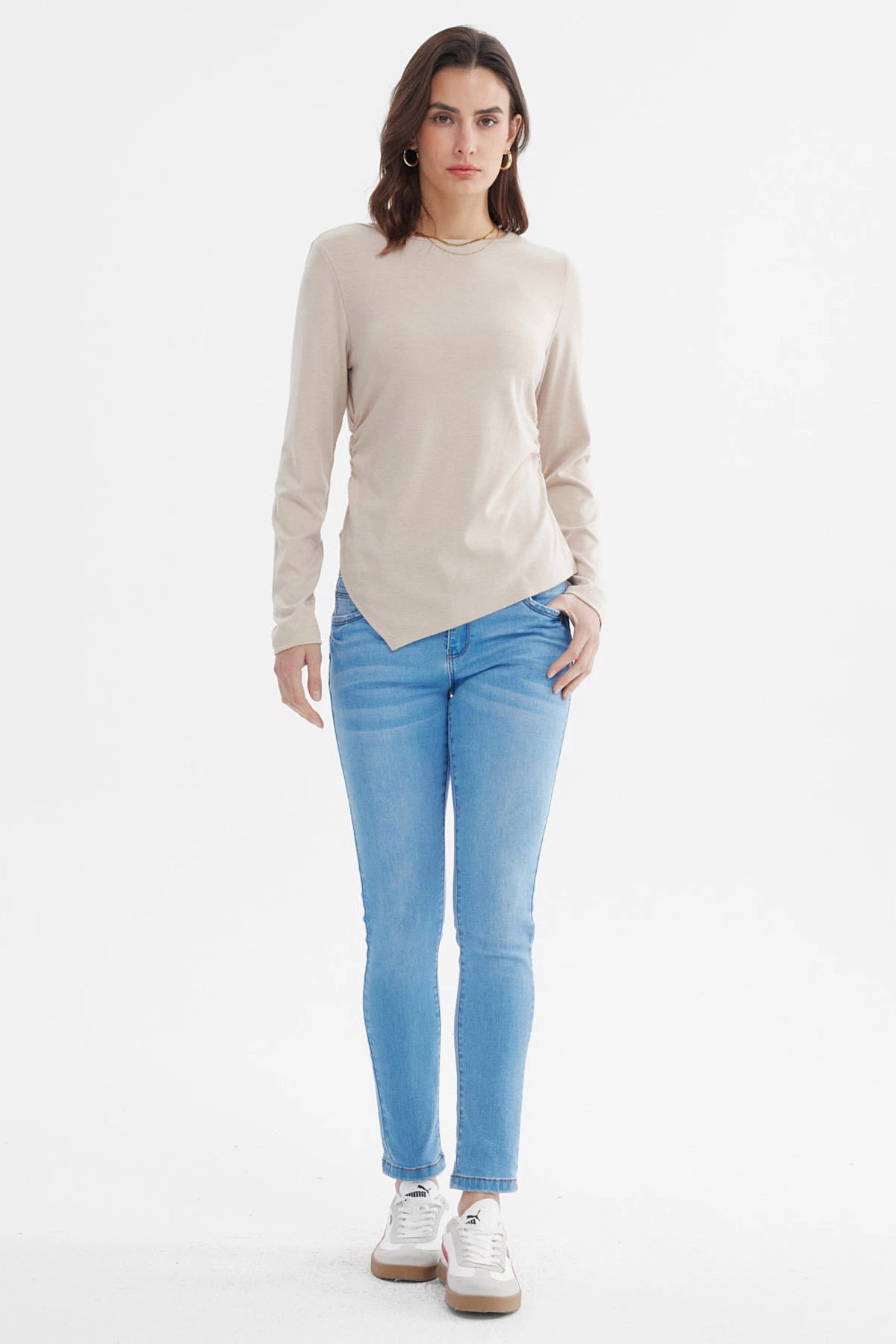 Polera mujer ajustada beige lisa sin estampa de manga larga ajuste sutil a los lados y corte asimétrico en el dobladillo