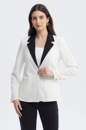 Blazer mujer crudo con solapas negras ajustado elegante sin estampa ideal para oficina o eventos formales