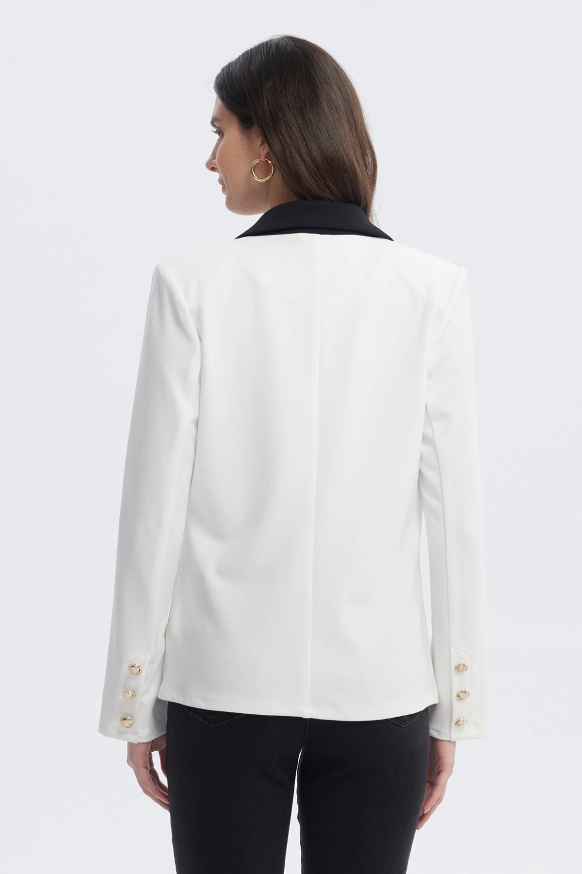 Blazer mujer crudo con solapas negras ajustado elegante sin estampa ideal para oficina o eventos formales