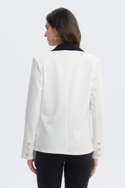 Blazer mujer crudo con solapas negras ajustado elegante sin estampa ideal para oficina o eventos formales