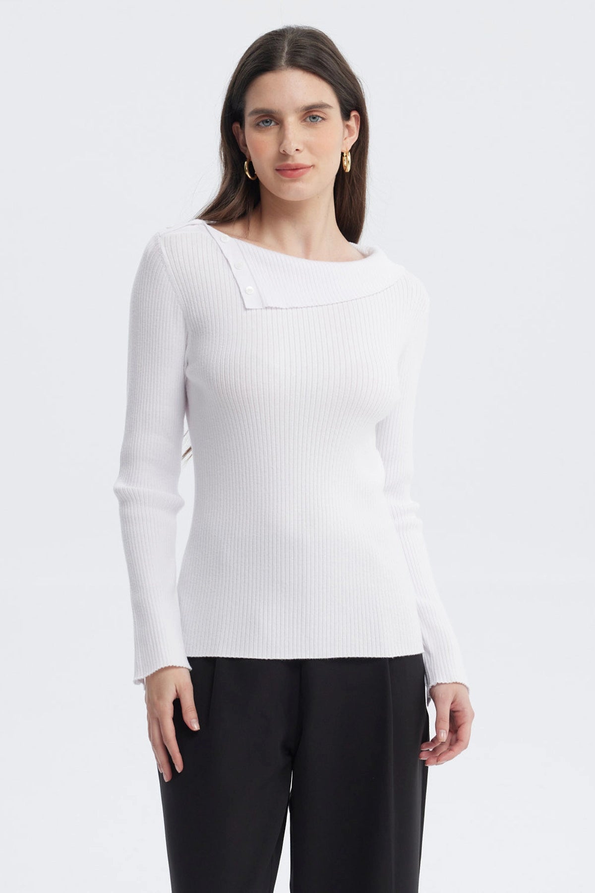 Sweater blanco para mujer con diseño asimétrico y botones en el hombro izquierdo