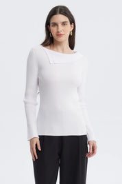 Sweater blanco para mujer con diseño asimétrico y botones en el hombro izquierdo