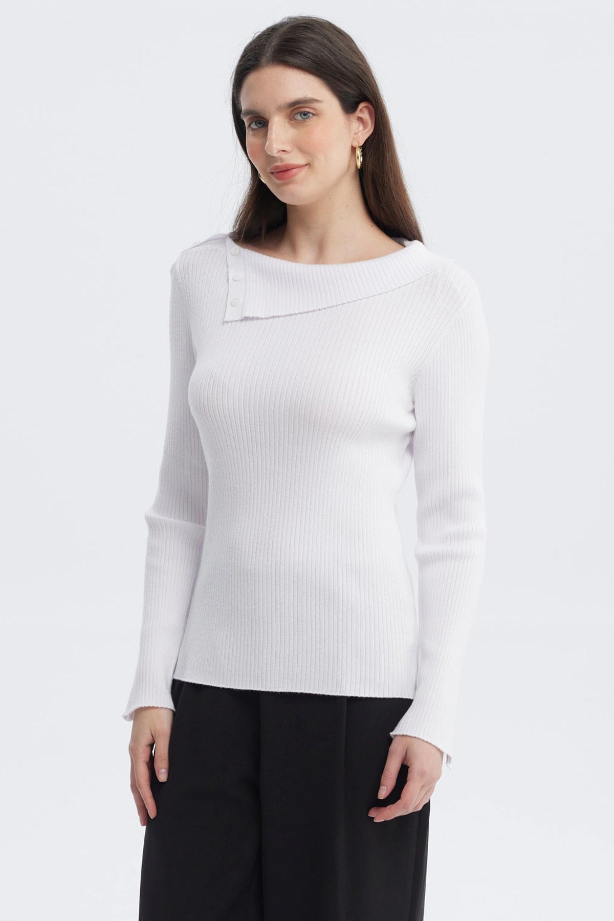 Sweater blanco para mujer con diseño asimétrico y botones en el hombro izquierdo