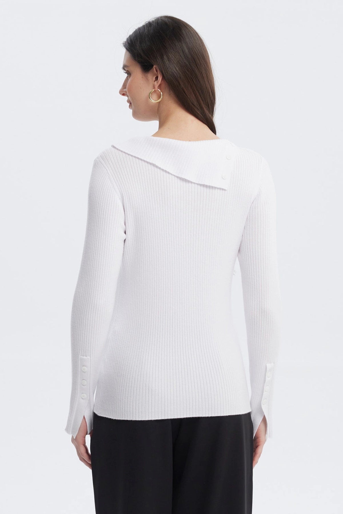 Sweater blanco para mujer con diseño asimétrico y botones en el hombro izquierdo