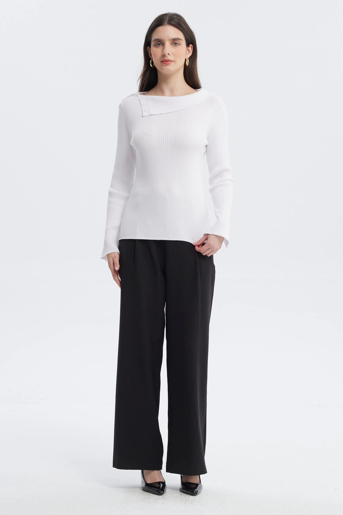 Sweater blanco para mujer con diseño asimétrico y botones en el hombro izquierdo